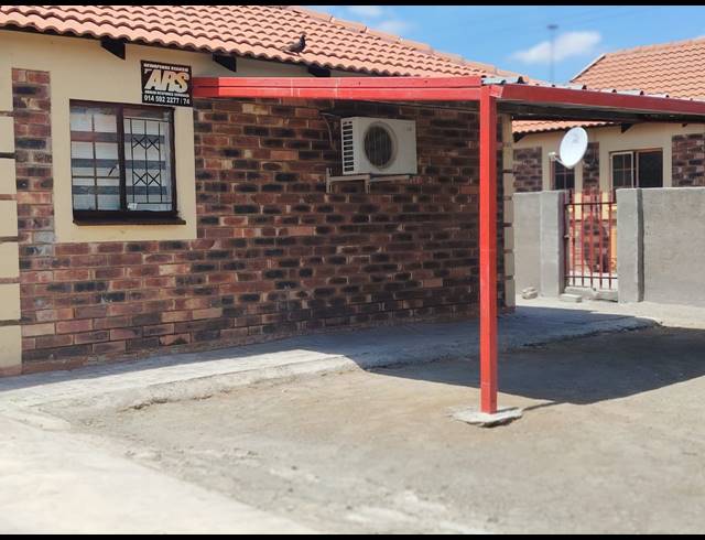 3 BEDROOM HOUSE FOR SALE IN SERALENG